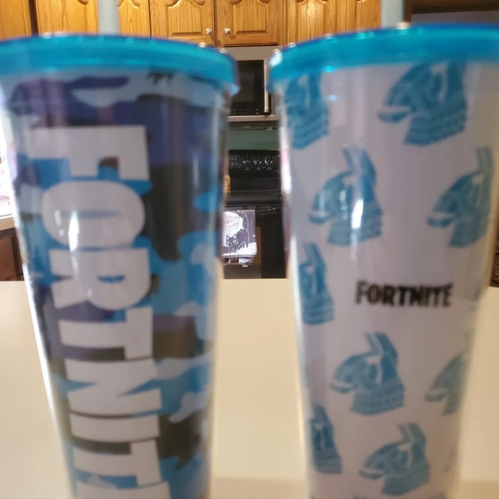 Lot 2 Fortnite 20 oz. Plastic Tumbler With Straw Camo & Llama